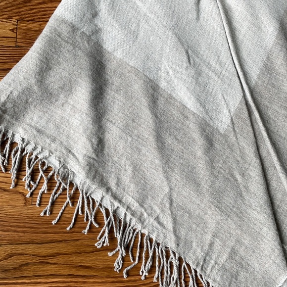 Ann Taylor Poncho - Picture 3 of 6